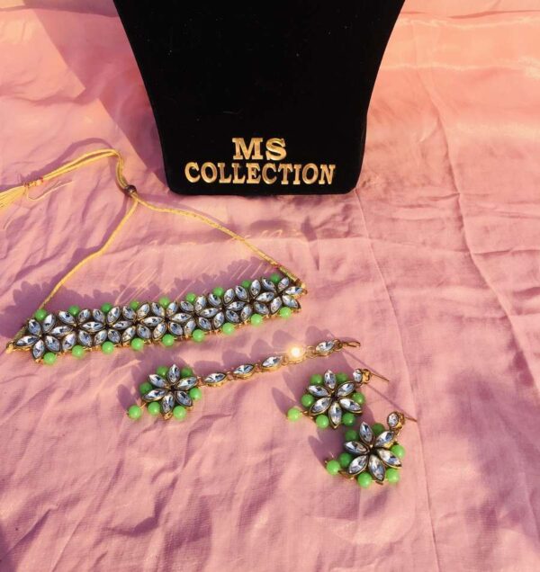 green choker set