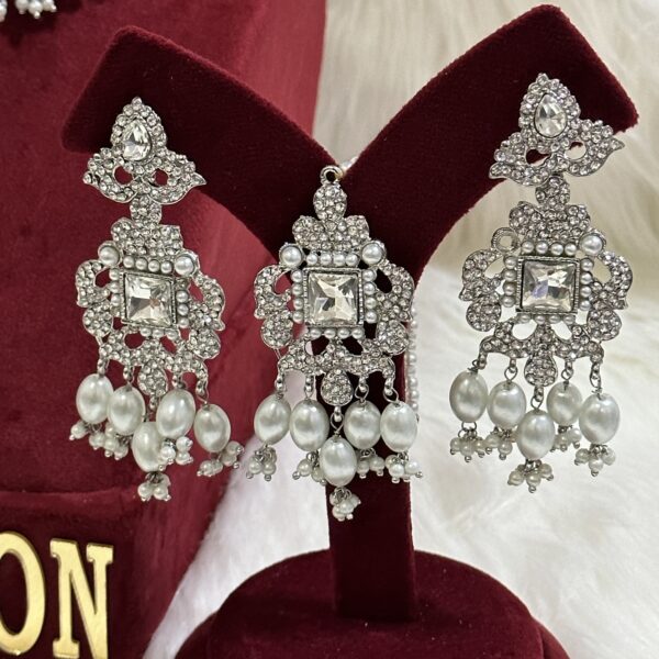AD EARRINGS WITH TIKKA